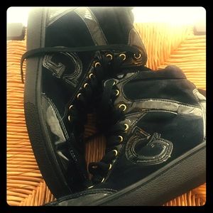 🔥🔥Guess women’s shoes size 8m 🔥🔥